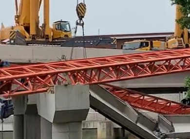 福州一在建大橋發生坍塌 起重滑車助力善后工作