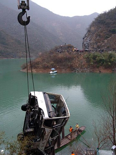 昨日一面包車不慎落水，吊鉤起重滑車緊急救援